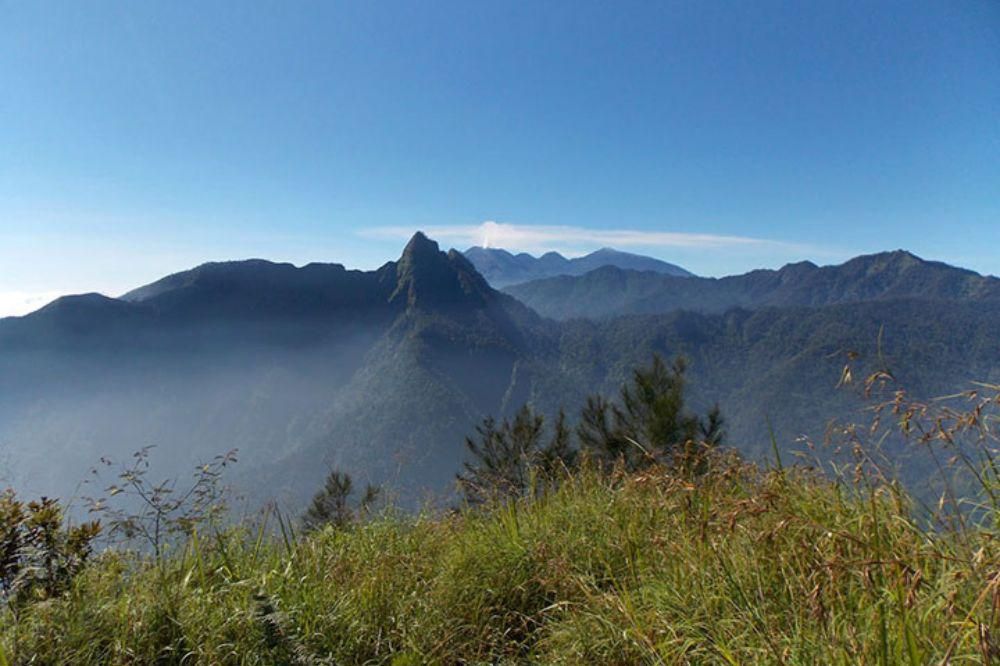 5 daftar gunung di Indonesia yang tidak boleh didaki, ini alasannya!