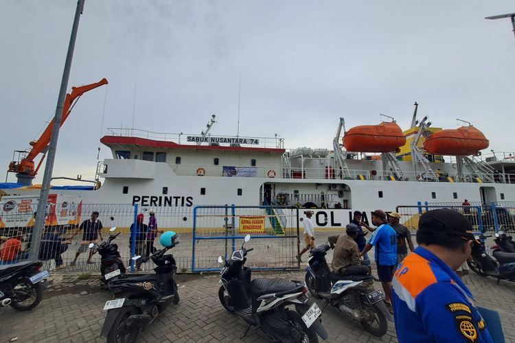 Sejumlah kapal di Sumenep tetap berlayar di tengah cuaca buruk