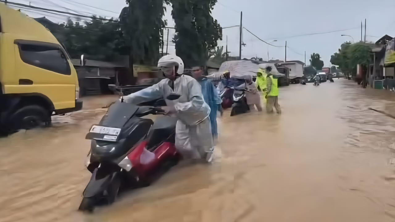 Jalur Pantura Semarang-Surabaya di Kudus banjir, arus lalu lintas padat merayap