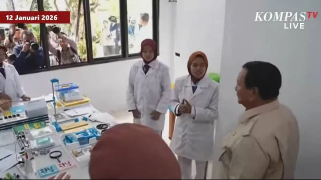 Prabowo kunjungi sekolah rakyat di Banjarbaru Kalsel, disambut siswa sambil bernyanyi