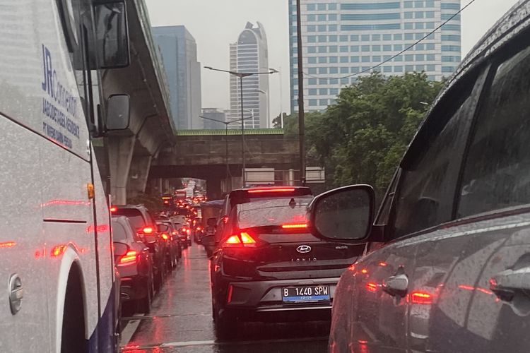Diguyur hujan Senin pagi, Jalan Kapten Tendean Jaksel macet