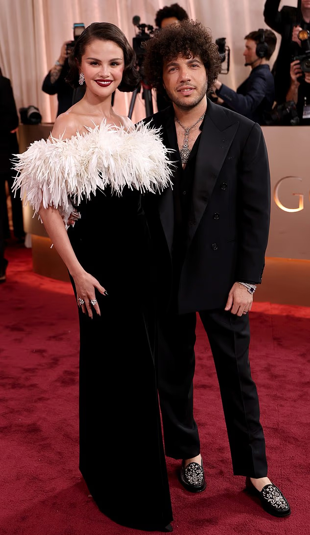 Các cặp sao tình tứ trên thảm đỏ Quả cầu vàng 2026