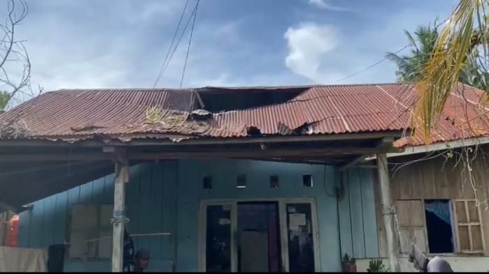 Hujan disertai angin kencang, rumah warga di Pasangkayu tertimpa pohon kelapa