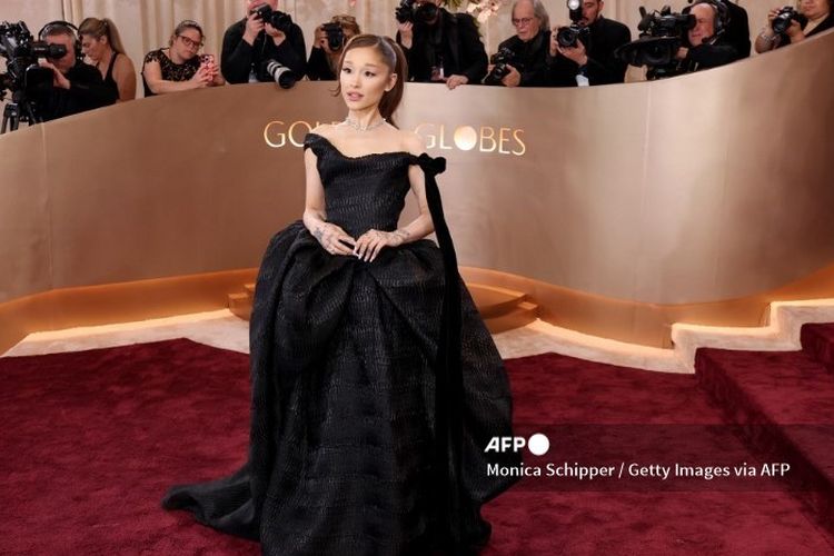 Ariana Grande tampil dengan ponytail ikonik di Golden Globes 2026