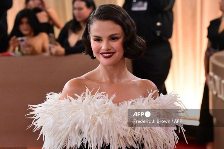 Selena Gomez pakai gaun Chanel yang dibuat 323 jam di Golden Globes 2026