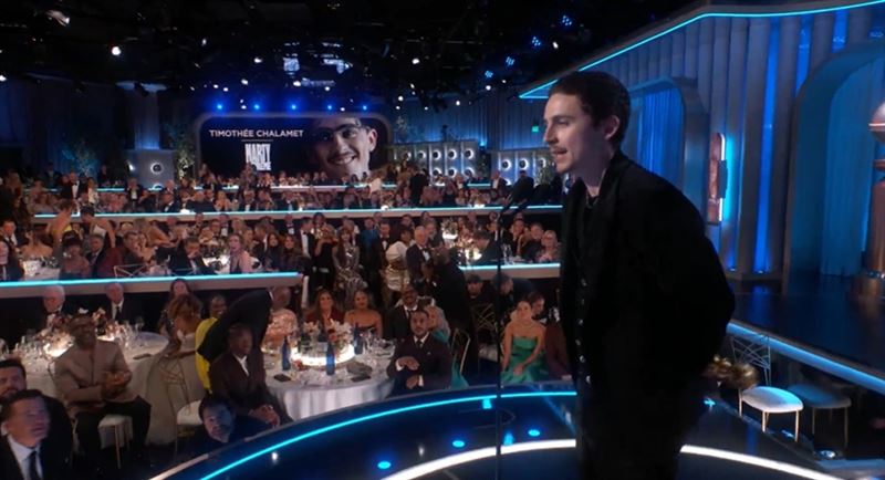「甜茶」提摩西夏勒梅（Timothée Chalamet）奪下音樂及喜劇類影帝。（圖／翻攝自Golden Globes）