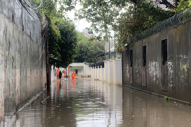 Hujan deras sejak pagi, Kemang Selatan kebanjiran