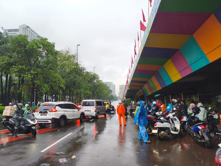 Jalan Hordik Kemayoran banjir 30 cm, pengendara pilih putar balik