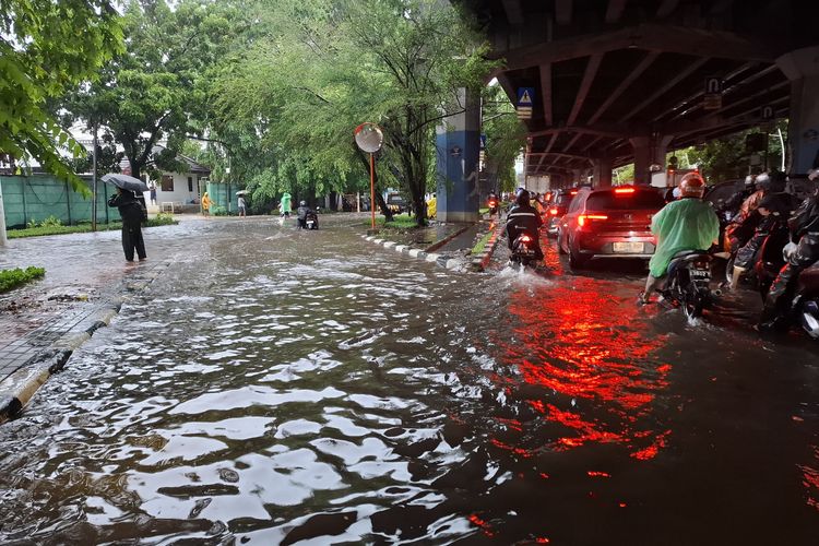 Jakarta banjir, sejumlah ruas jalan lumpuh dan layanan transportasi terganggu