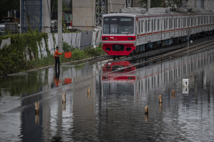 KRL gangguan: Jalur St Angke-Kampung Bandan banjir, Tanjung Priok pohon tumbang