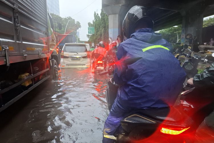 2 jam terjebak banjir dan macet di Yos Sudarso, pengendara bingung lanjut kerja atau pulang