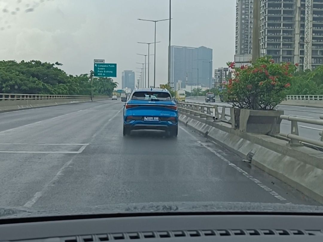 Ini yang terjadi saat polisi ketemu lane hogger di jalan tol, bisa ditilang?