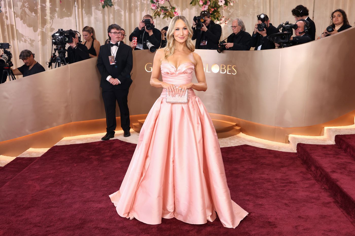 nikki glaser gold dress Nikki Glaser Roasts Hollywood's Plastic Surgery Obsession at 2025 Golden  Globes