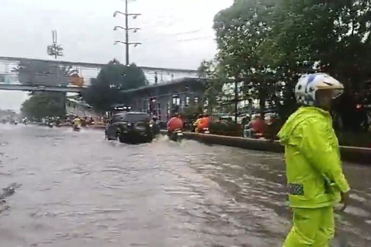 Genangan 35 cm di Daan Mogot, arus lalu lintas tersendat