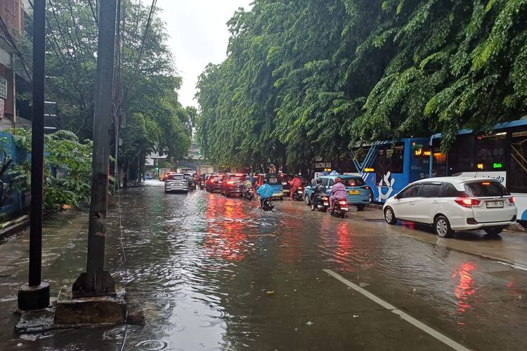 Banjir rendam Jalan Bandengan Selatan Jakut, lalu lintas tak bergerak