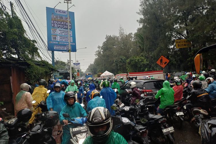 Banjir dan macet di Pluit, sebagian pengendara putar balik, ada yang nekat terobos