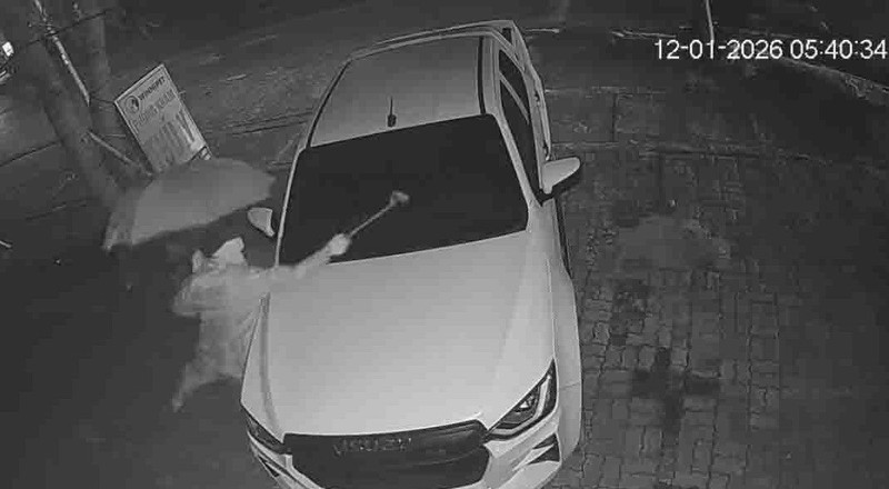 Clip: Người lạ mặc áo mưa, che ô kín mặt đập phá ô tô