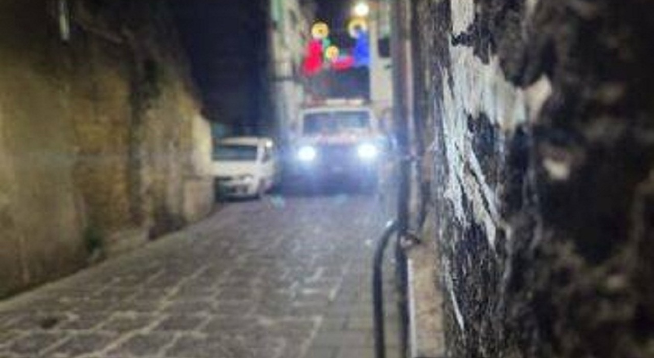 Paura a Nocera Inferiore, auto si schianta contro ingresso di un bar