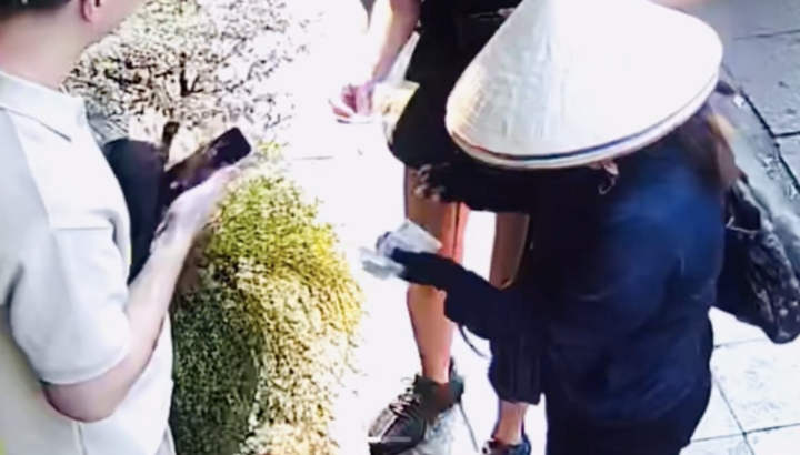 Công an Hà Nội xác minh clip khách Tây bị 'chặt chém' 850.000 đồng chiếc nón lá