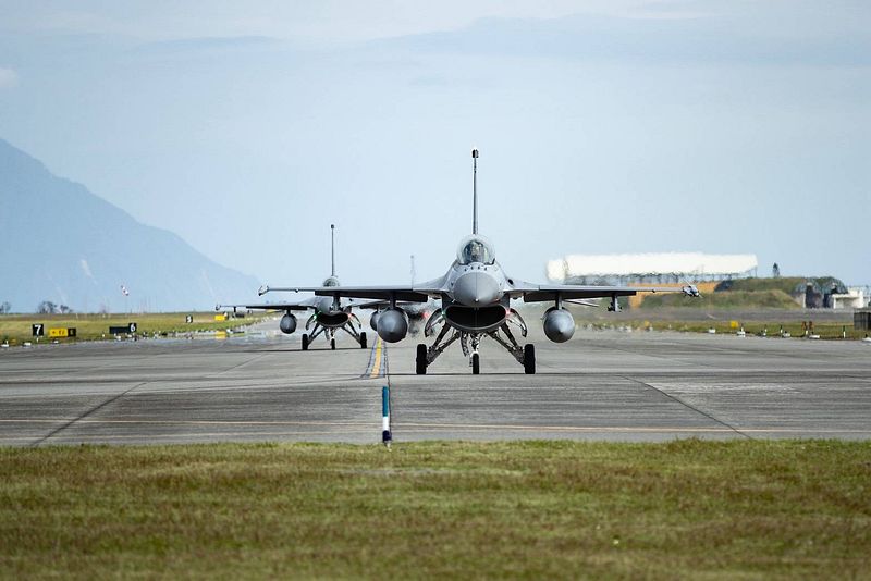 網傳F-16墜機飛官叛逃到廣東 學者揭背後中共網軍操作套路