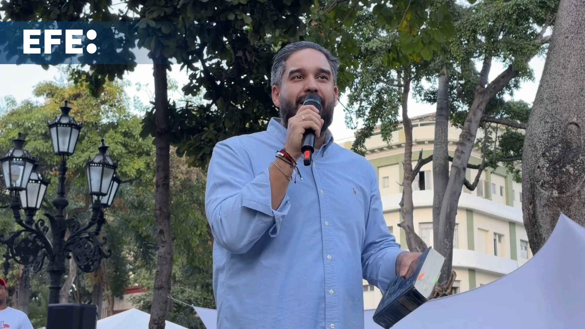 Chavistas oran en Caracas por la libertad de Nicolás Maduro y Cilia Flores