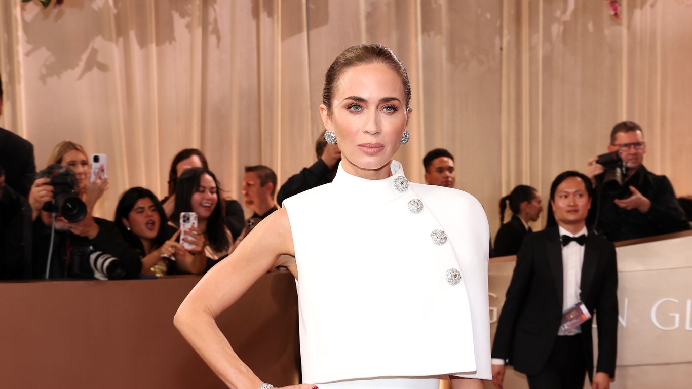 La robe d'Emily Blunt aux Golden Globes 2026 annonce ses looks pour Le ...