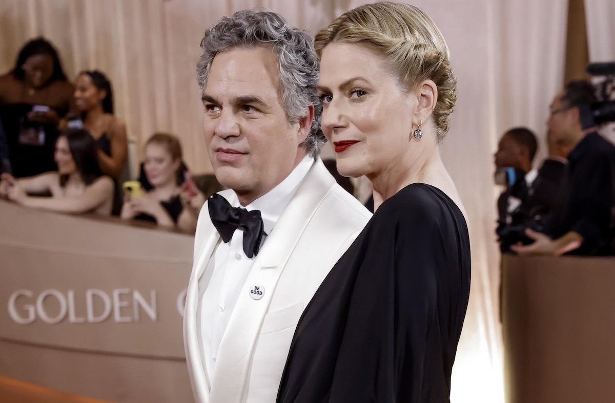 Mark Ruffalo e Sunrise Coigney ai Golden Globes 2026 (Ansa).