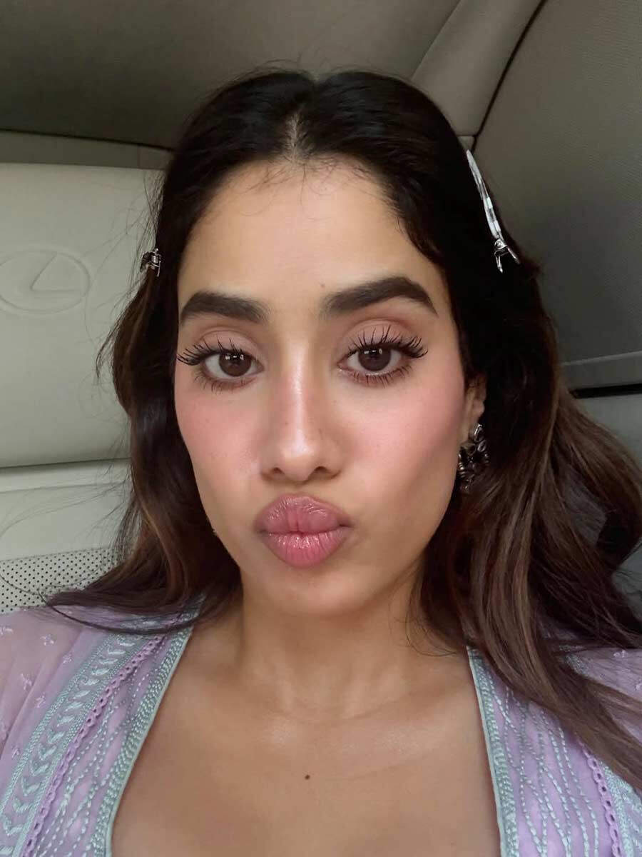 Photos: Janhvi Kapoor gives a glimpse of her break with friends
