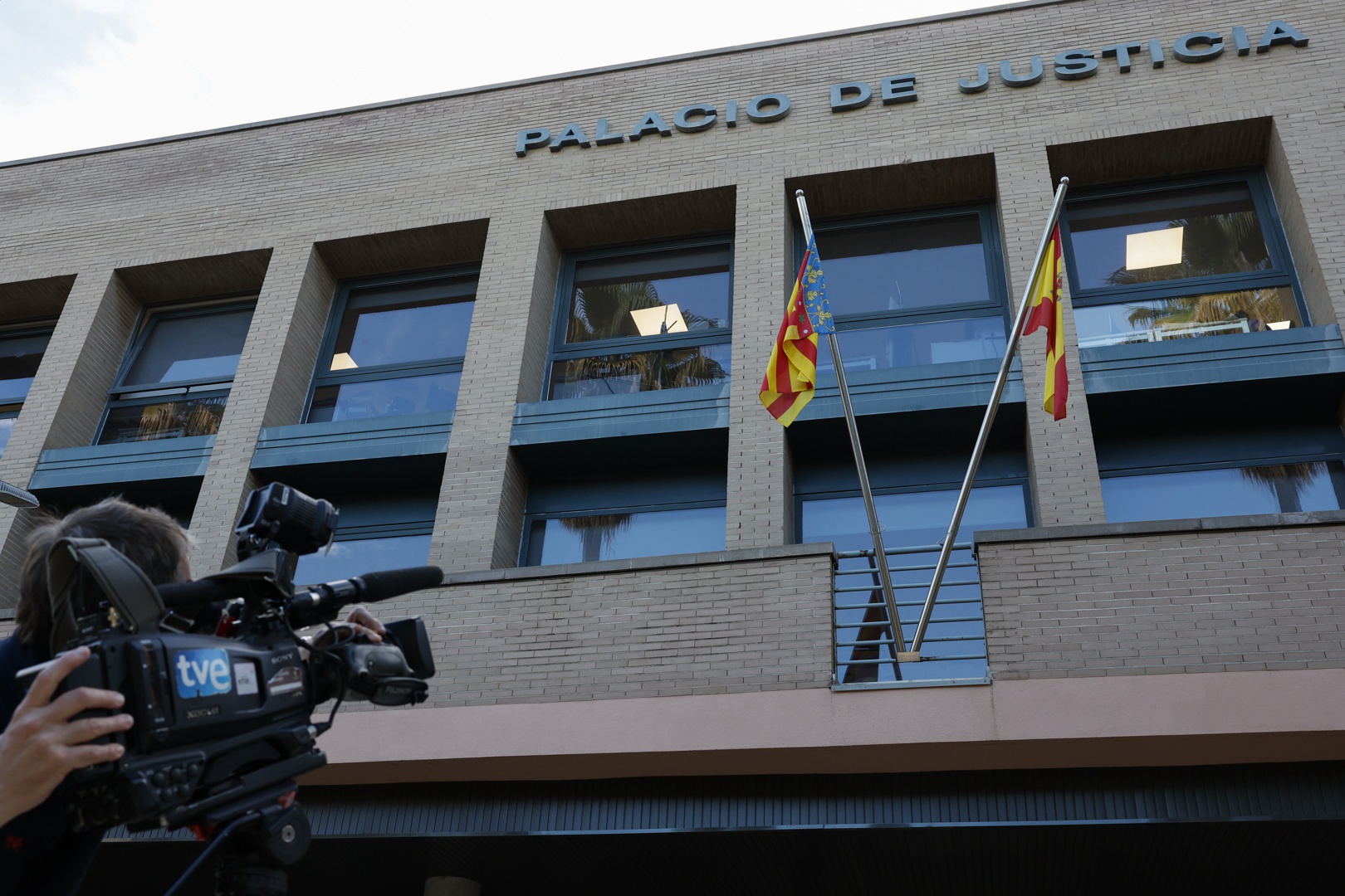 La jueza de la Dana rechaza investigar el móvil de Feijóo y citar a Rufián