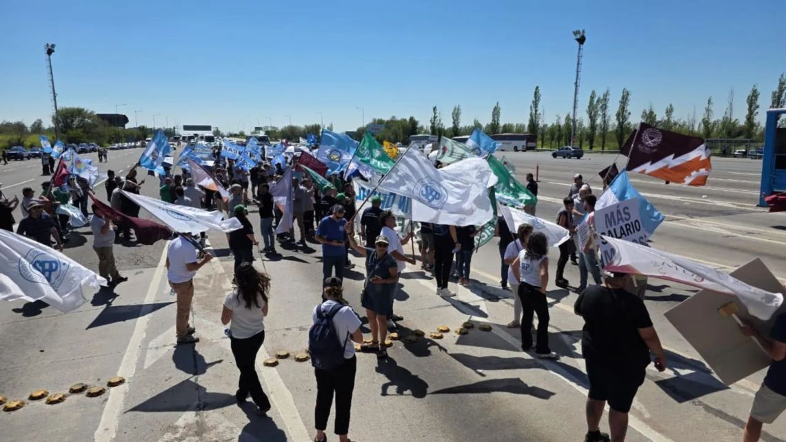 Protesta sorpresa de gremios estatales colapsó el acceso a Carlos Paz y ...