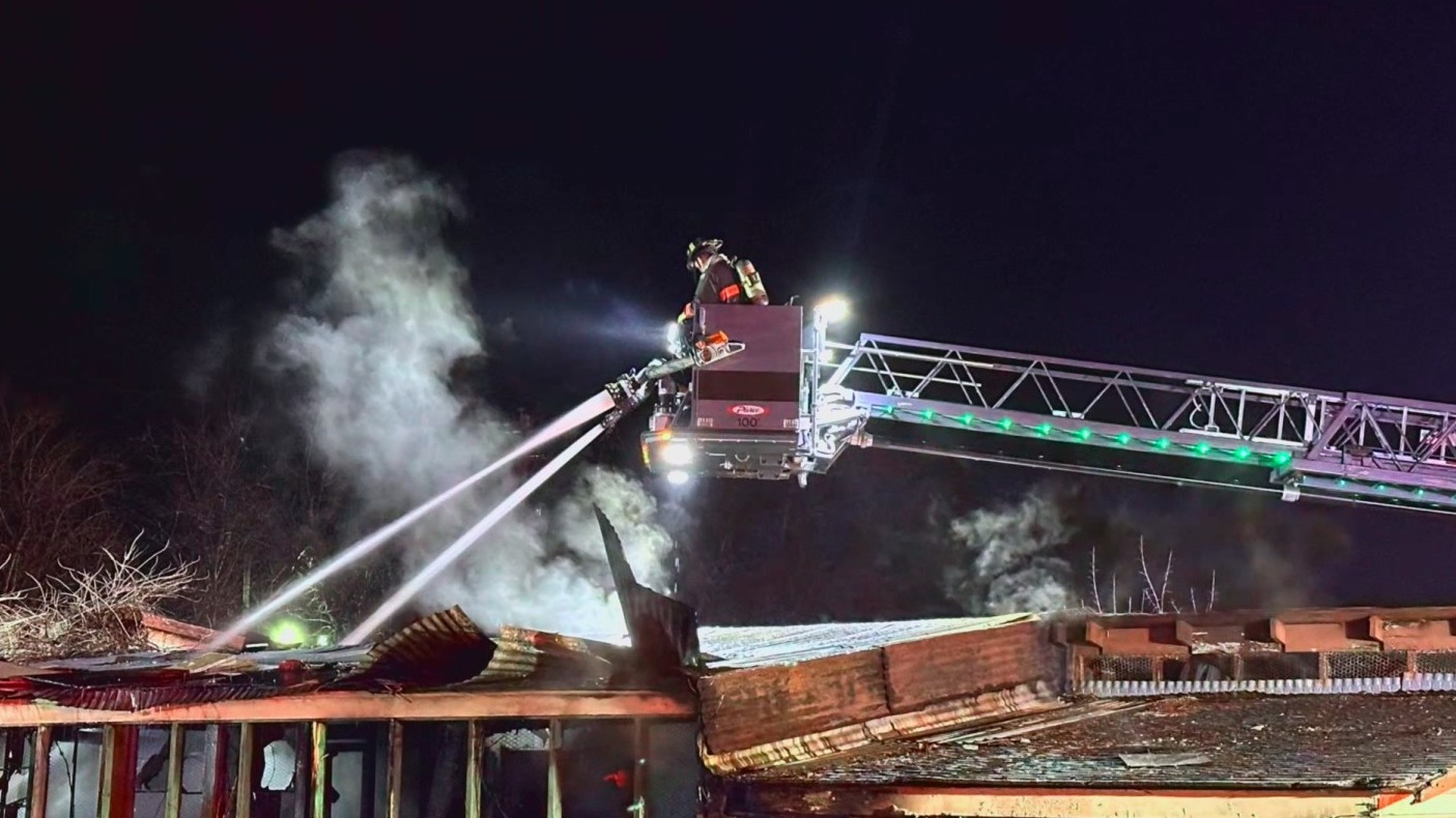 Firefighters rush to extinguish fire at abandoned building in Lakewood