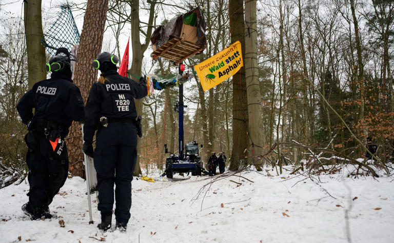 Protest gegen A39 - Polizei will Waldplattformen entfernen