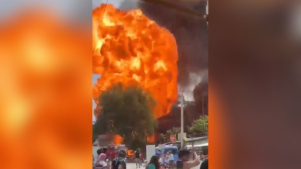 Gas cylinder explodes: Huge column of fire causes panic
