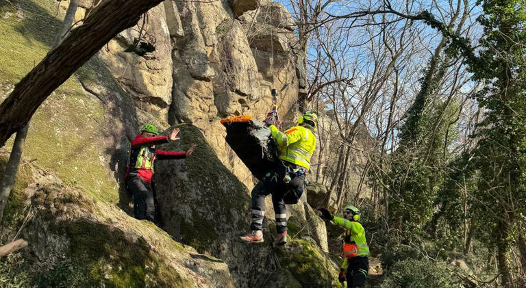 Escursionista cade e batte la testa sui Colli Euganei: recuperata in ...