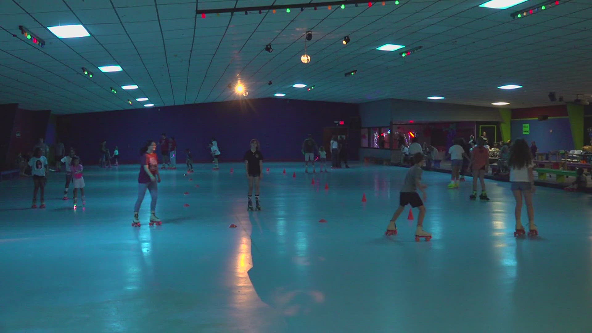 Weekly country music singing contest launches at Orange County roller ...