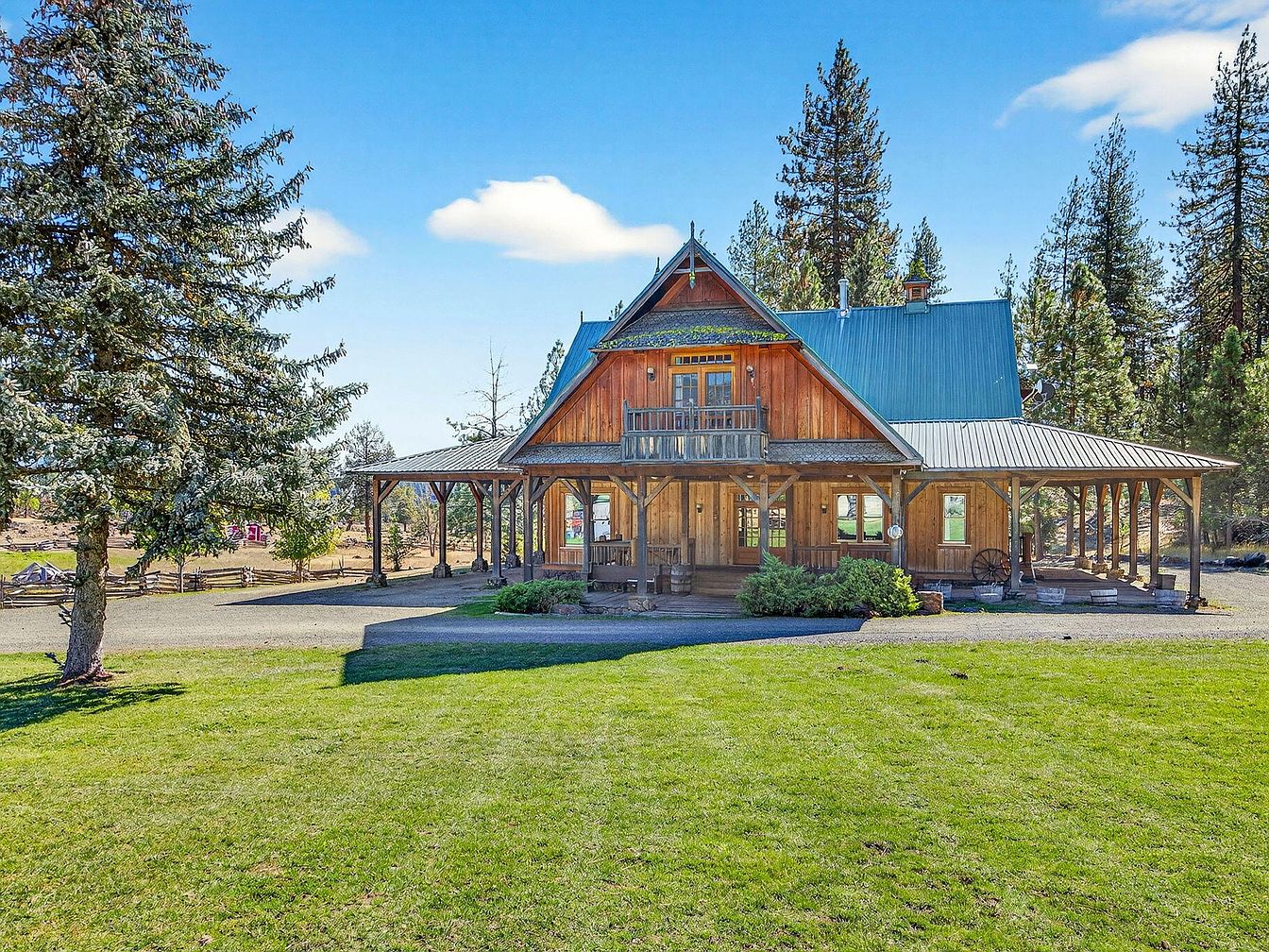 Extraordinary 1910 ranch legacy in Ashland, Oregon featuring a ...
