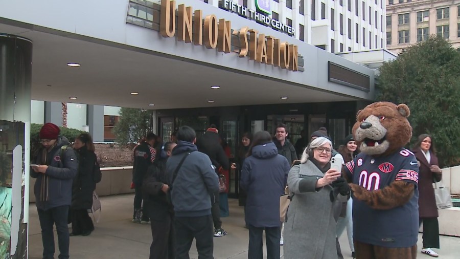 Work week starts with Bears fever in full bloom at Union Station ...