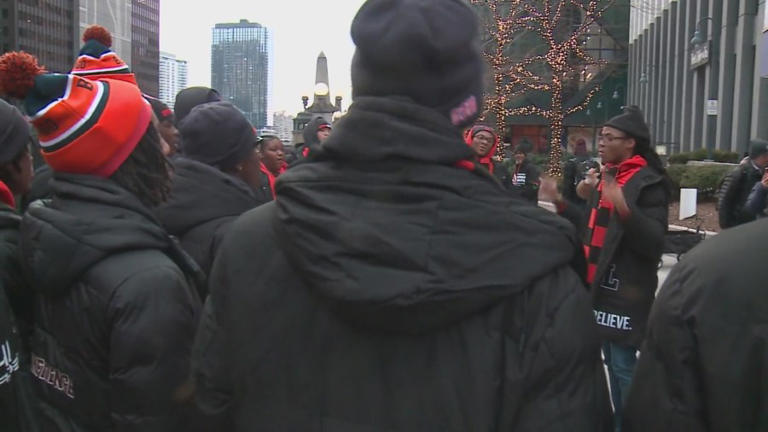 Work week starts with Bears fever in full bloom at Union Station ...