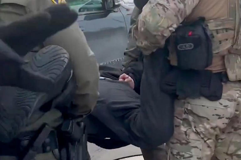 Border Patrol agents smash man's car window and 'grab him like an ...