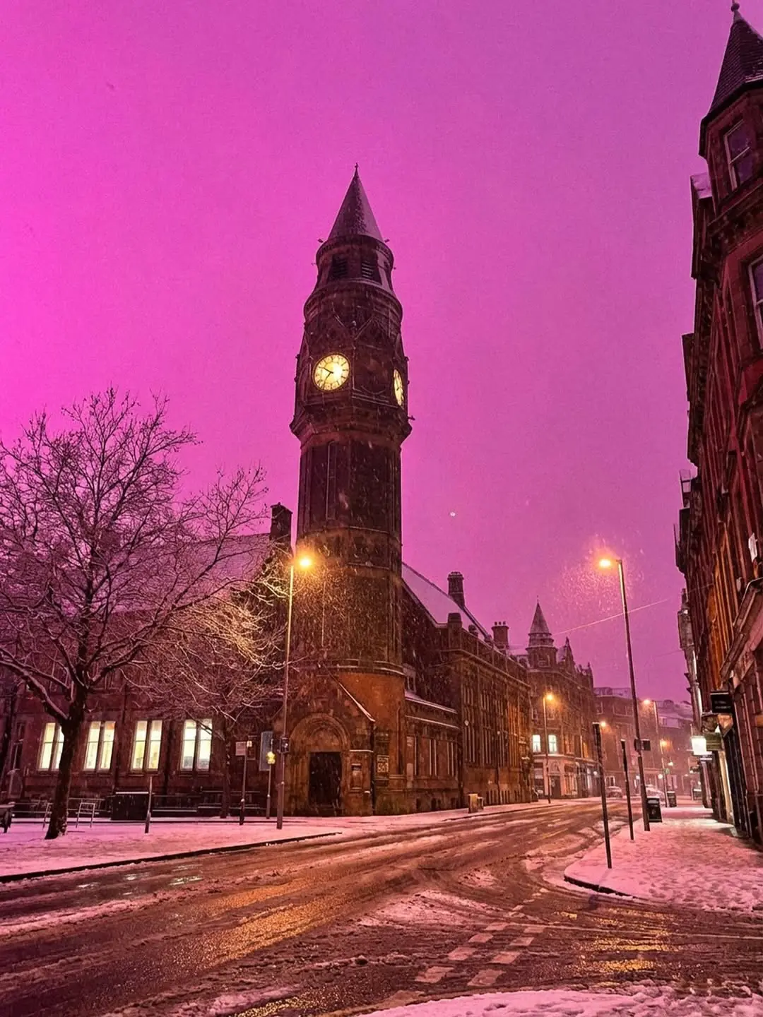 Tempestade de neve pinta o céu de rosa no centro da Inglaterra; confira