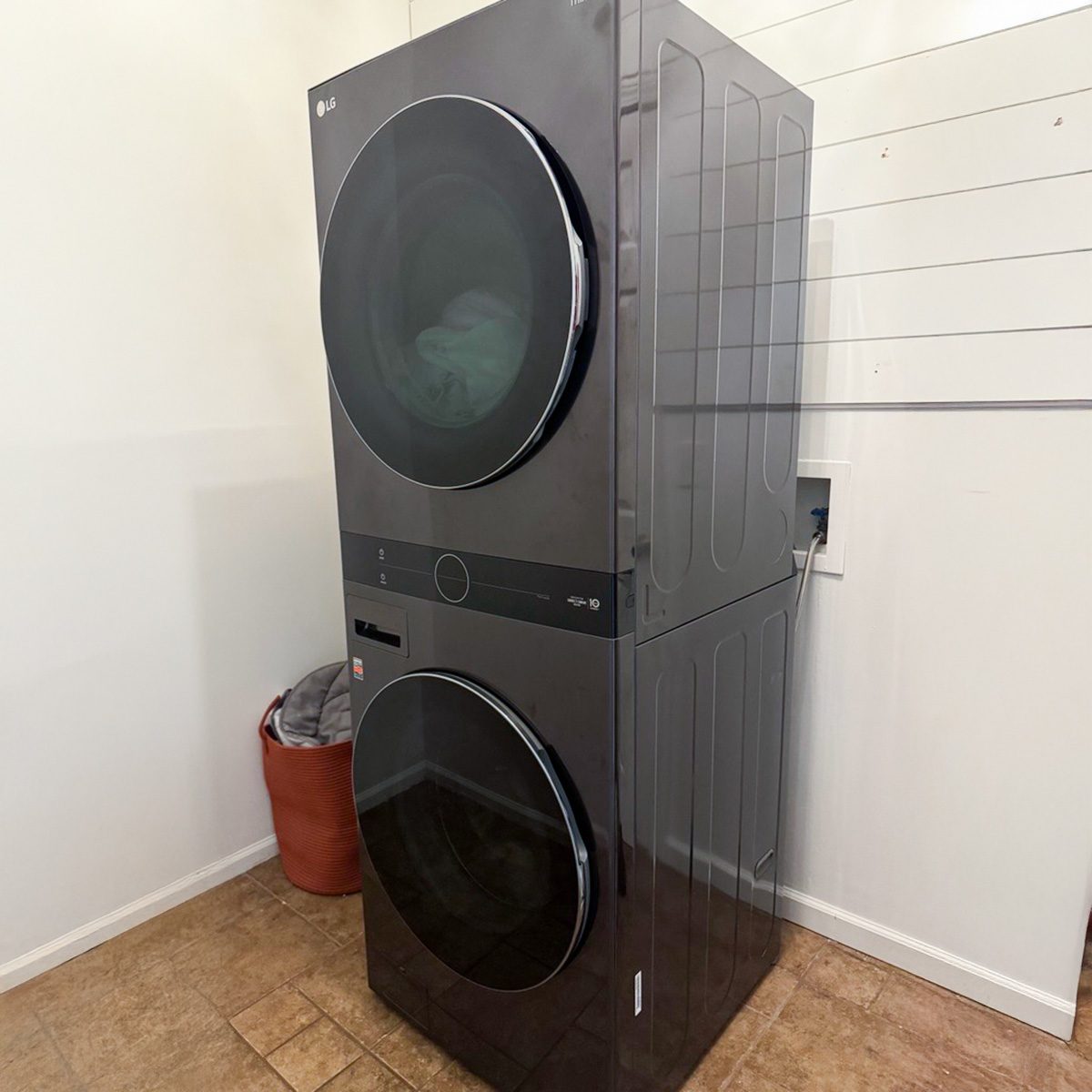 Fhma26 Lg Washtower Electric Stacked Laundry Center 01 Ssedit