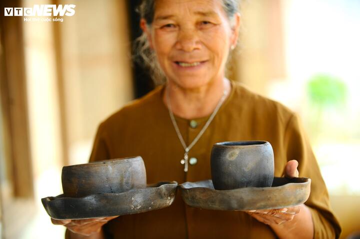 Cận cảnh 'chiêu' làm gốm không cần bàn xoay của người Churu tại Lâm Đồng