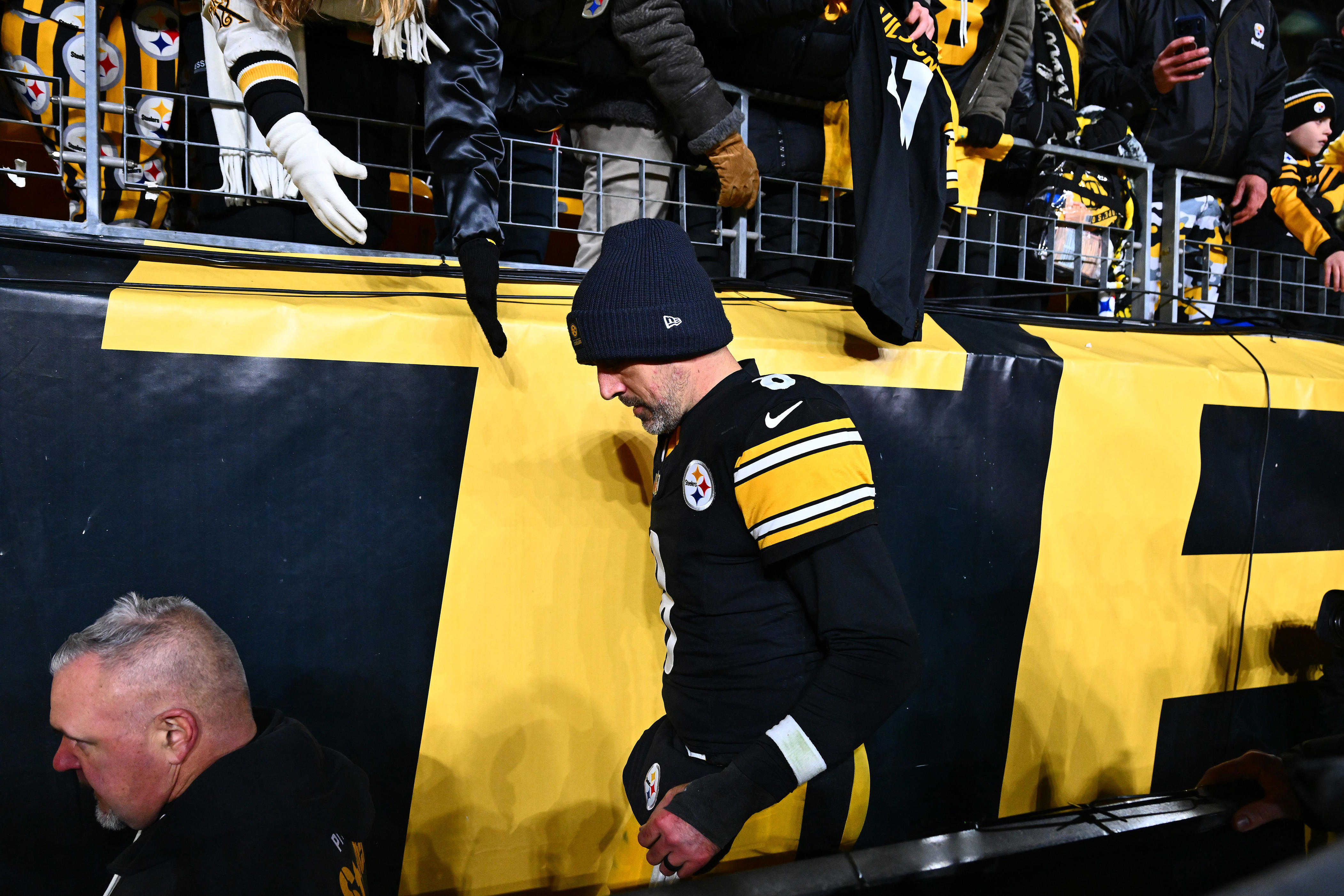 Steelers fans heckle QB Aaron Rodgers as the leaves field after loss