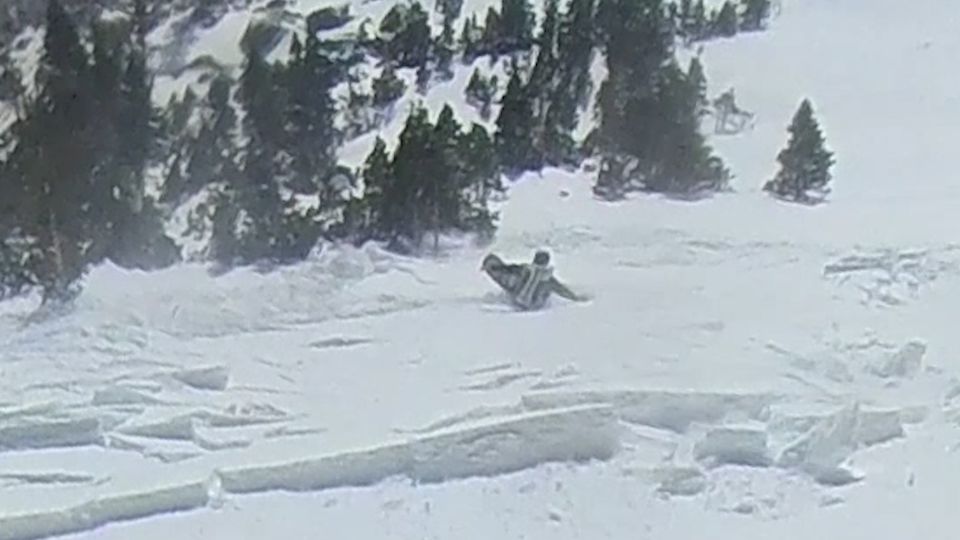 Video muestra a esquiador atrapado brevemente en una avalancha