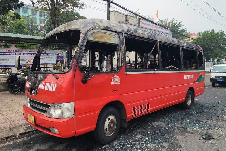 Xe đưa rước công nhân cháy rụi trước cổng trường lúc rạng sáng