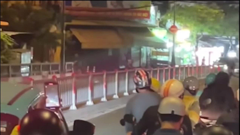 Hàng chục đối tượng tụ tập giải quyết mâu thuẫn bằng mã tấu trên đường phố TPHCM