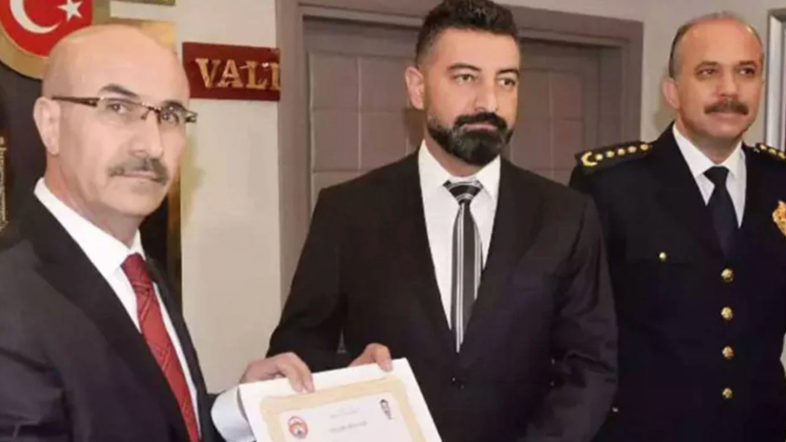 Uyuşturucu operasyonlarından ödül alan polis, kilolarca uyuşturucu ile yakalandı