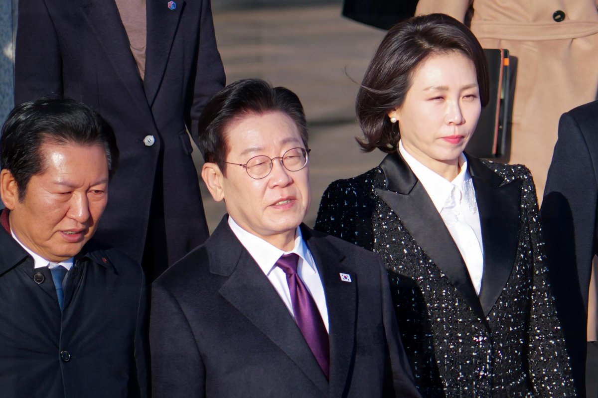 El presidente de Corea del Sur, Lee, visita Japón para una cumbre con el primer ministro Takaichi.