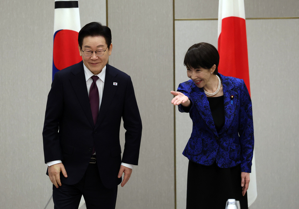 Leaders of Japan and South Korea discuss economy and regional ...