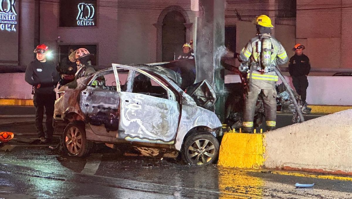 Muere conductor calcinado tras chocar e incendiarse su auto en avenida ...